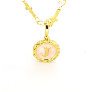 Détail du pendentif lettre J doré avec texture marbre rose, perles et petite croix