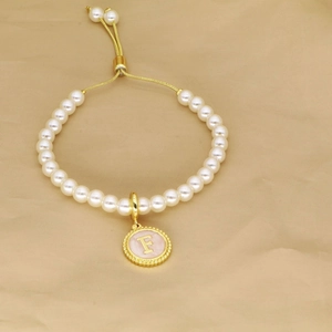 Chic pearl bracelet with adjustable golden slider and pink letter F round pendant