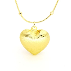 Collar con colgante de corazón dorado con textura cepillada y elegante cadena plana