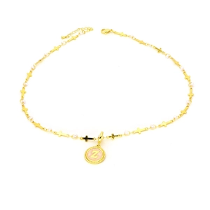 Détail du collier chaîne croix dorée avec perles et pendentif rose lettre Z élégant