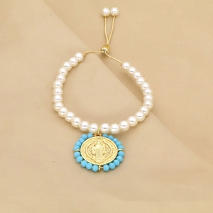 Chic bracelet de perles avec médaille de la Vierge Marie dorée et accents bleus