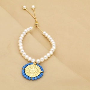 Bracelet de perles avec médaille de la Vierge Marie dorée et accents turquoise