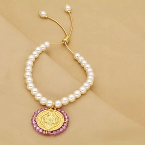 Bracelet perles avec médaille de Saint-Benoît dorée et détails perlés mauves