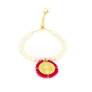 Bracelet religieux en perles blanches avec pendentif médaille de Saint-Benoît doré