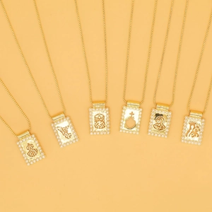 Lot de six colliers religieux dorés avec pendentifs rectangulaires sertis de perles