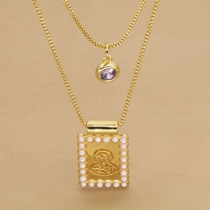Gros plan du collier double couche doré avec pierre violette et pendentif perles