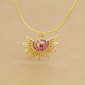 Détail d'un collier pendentif soleil doré avec des pierres de zircon rose et blanc
