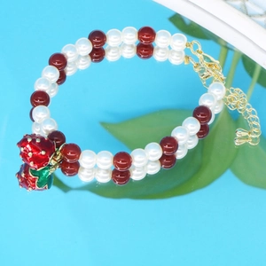 Détail du bracelet fraise avec perles blanches et fermoir mousqueton doré brillant