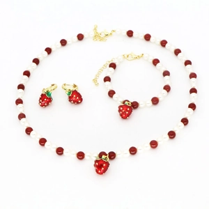Détails de la parure bijoux fraise avec perles blanches et pendentifs émaillés rouges