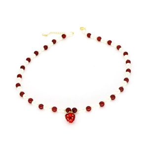 Collier de perles fait main avec pendentif fraise rouge et fermoir doré ajustable