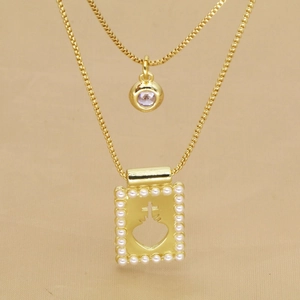 Détail du collier doré avec pierre violette et pendentif croix cœur en perles