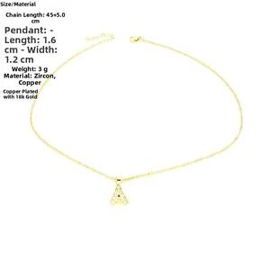 Détail du collier avec pendentif lettre A plaqué or 18k serti de zircons brillants