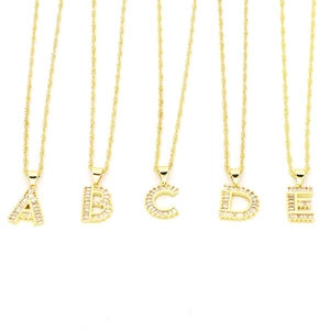 Détail des pendentifs lettres A-E en or avec incrustation de zircon et chaînes corde