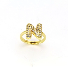 Detail eines vergoldeten verstellbaren Rings mit mikropavé besetztem Buchstaben N