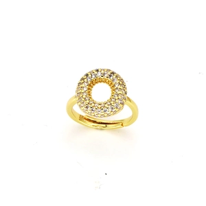 Makroansicht des verstellbaren vergoldeten Rings mit Zirkonia-Pavé im Bubble-Design