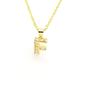 Détail du collier pendentif lettre F dorée serti de pierres de zircone taille baguette