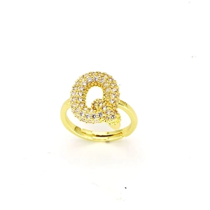 Detailansicht des goldenen Buchstabe Q Rings mit funkelndem Zirkonia-Besatz