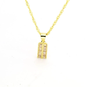 Détail du collier doré avec pendentif rectangulaire serti de zircons scintillants