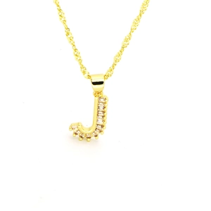 Vue détaillée du collier doré avec pendentif lettre J serti de cristaux de zircone cubique