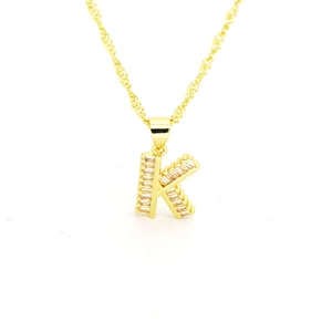 Détail du collier lettre K doré avec incrustations de zircons cubiques rectangulaires