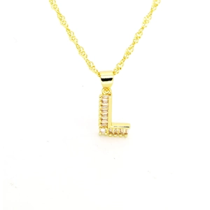 Vue détaillée du pendentif lettre L dorée avec sertissage de zircons baguettes
