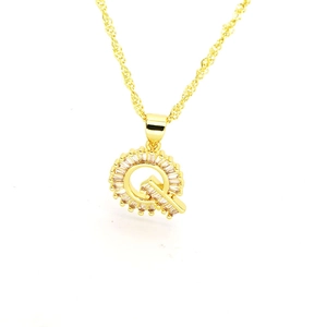 Détail du collier avec pendentif lettre Q dorée orné de zircons de coupe carrée