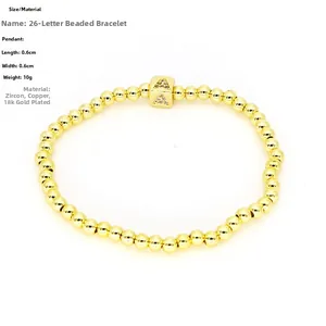 Detalle del colgante con letra A bañado en oro de 18k sobre pulsera de cuentas de cobre