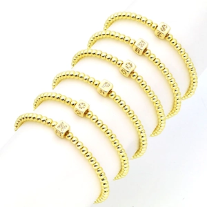 Elastisches Armband mit 18k Vergoldung, Goldperlen und Mikropavé-Buchstabenwürfeln