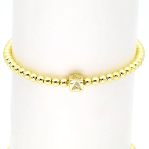 Detailansicht eines 18k Goldperlenarmbands mit mikropavé-besetztem Würfel und Buchstabe A