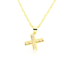 Détail du pendentif en X plaqué or avec zircons cubiques de taille baguette sertis