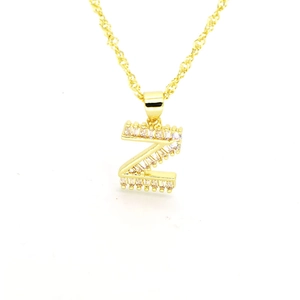 Détail du collier pendentif lettre Z doré serti de zircons rectangulaires sur une chaîne torsadée