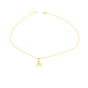 Détail macro du collier doré avec pendentif lettre A serti de zircons cubiques brillants