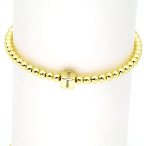 Detailansicht eines 18k Goldperlen-Armbands mit einem quadratischen, kristallbesetzten Anhänger