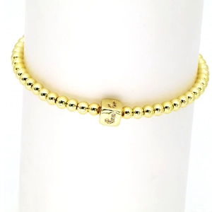 Detail eines 18k vergoldeten Perlenarmbands mit Würfelanhänger und Zirkon-Buchstaben J