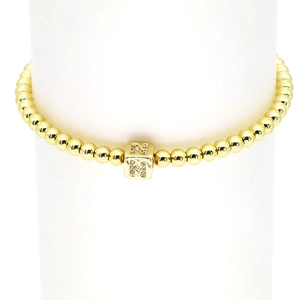 Detailansicht eines Goldperlenarmbands mit einem kubischen Buchstaben-N-Anhänger und Zirkonia