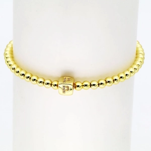 Detailansicht eines 18k Goldperlenarmbands mit einem mikropavé-besetzten Buchstaben P Anhänger