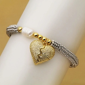 Bracelet multi-rangs en perles argentées avec perle baroque et pendentif cœur en zircon
