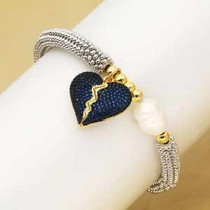 Bracelet élastique en perles avec perle d'eau douce et pendentif cœur en zircons bleus