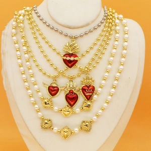 Collier Pendentif Sacré-Cœur en Émail Rouge Cuivre Vintage Avec Chaîne à Billes en Or Künstliche Perle de Coquille Bijoux Baroques Religieux pour Femme