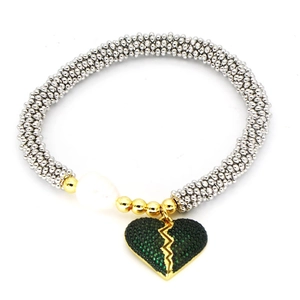 Bracelet chaîne en argent avec pendentif cœur, perle et billes dorées sur fond blanc
