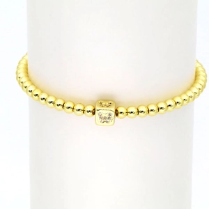 Detailaufnahme des 18k Goldperlen-Armbands mit quadratischem Zirkonia-Buchstaben W Anhänger