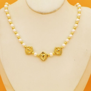 Élégant collier de perles dorées avec trois pendentifs en cœur et motifs religieux