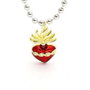 Collier avec pendentif cœur sacré rouge, flamme dorée et chaîne à billes argentée