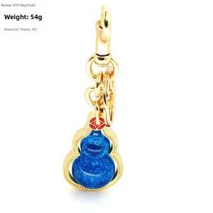 Détail du porte-clés gourde à paillettes bleues avec fermoir doré et poids de 54g