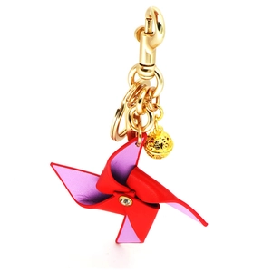 Détail du porte-clés moulin à vent en cuir rouge et violet avec fermoir doré et cloche
