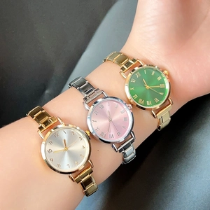 Drei elegante Quarzuhren mit Sonnenstrahl-Zifferblatt und Gliederarmband am Handgelenk