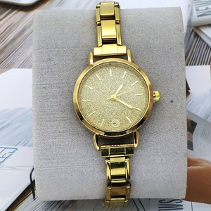 Detail einer eleganten goldfarbenen Uhr mit Sandstrahl-Zifferblatt und Diamantmarkierung