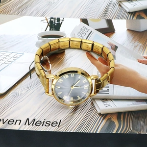 Detailansicht der goldfarbenen Edelstahluhr mit römischem Zifferblatt und Armband