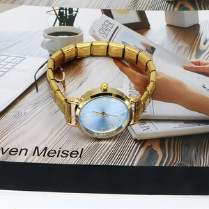 Elegante goldene Damenuhr mit hellblauem Zifferblatt und elastischem Armband für Damen