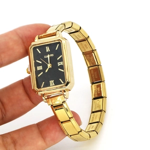 Detail einer goldenen Quarz-Uhr im Vintage-Stil mit elastischem Edelstahlarmband